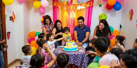 Fiesta de cumpleaños con niños y adultos felices.